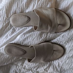 Eileen Fisher white leather flat sandals